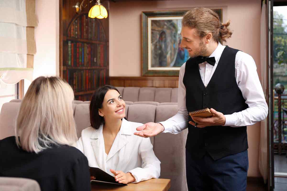 cameriere che serve ai tavoli 
