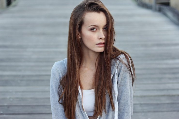 ragazza con i capelli lunghi