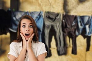 jeans stesi al sole e donna sorpresa