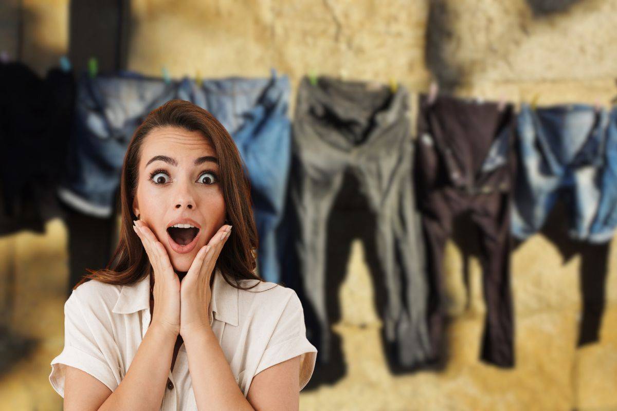 jeans stesi al sole e donna sorpresa