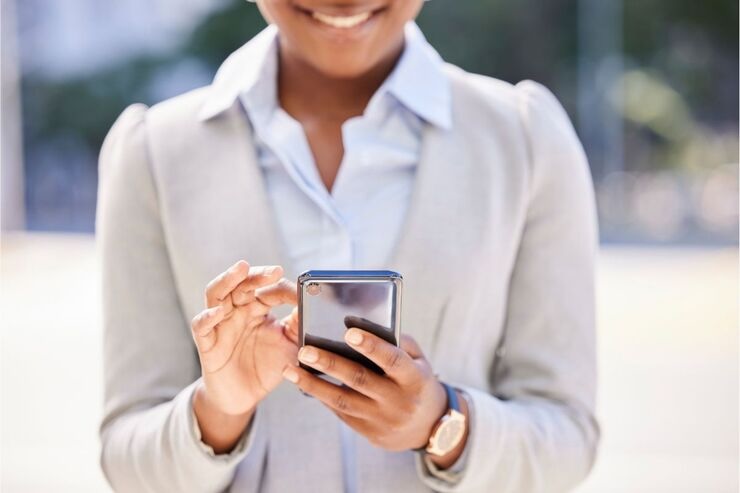Ragazza digita felice sullo smartphone