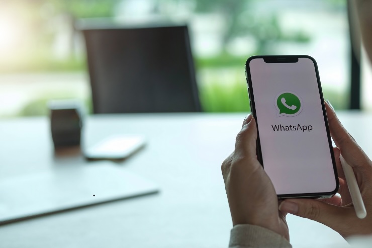 mani che tengono smartphone con whatsapp