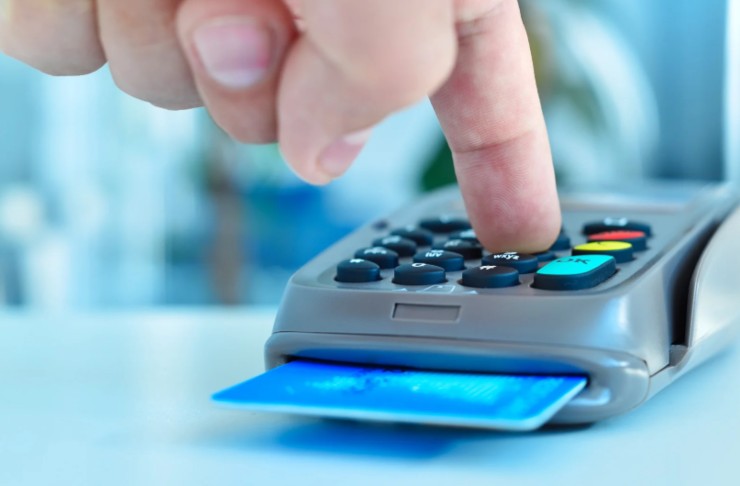 persona che digita il codice pin sulla tastiera del Pos