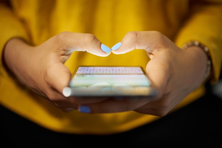 mani che digitano su smartphone