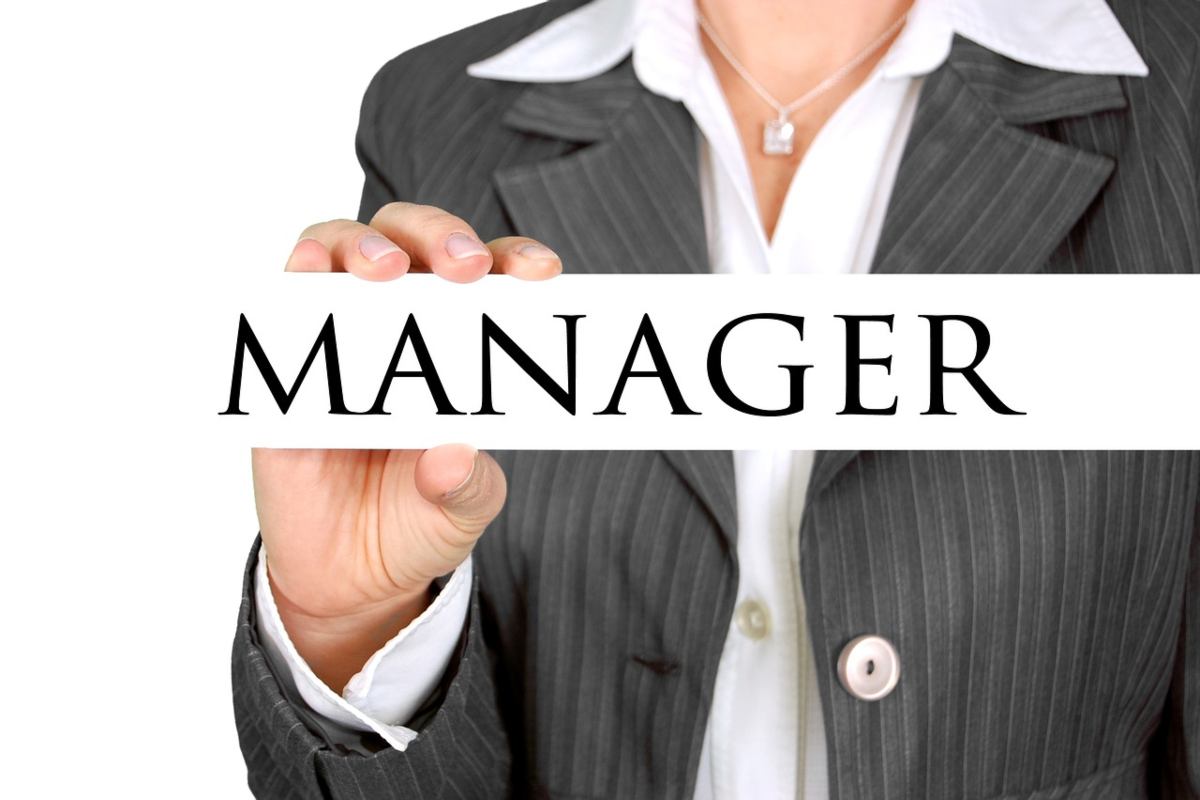 donna con in mano una targa con su scritto manager