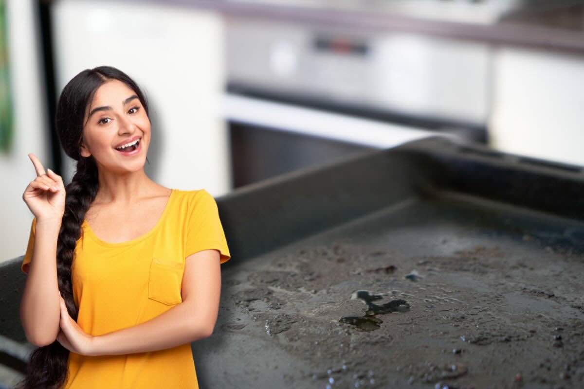 Ragazza con dito alzato, teglia del forno sporca