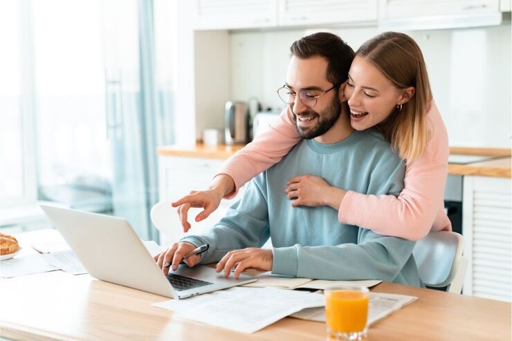 Donna e uomo sorridenti al PC
