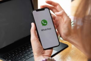 mani che tengono smartphone con whatsapp