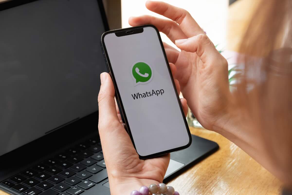 mani che tengono smartphone con whatsapp