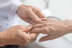mani giovani che tengono un'altra mano