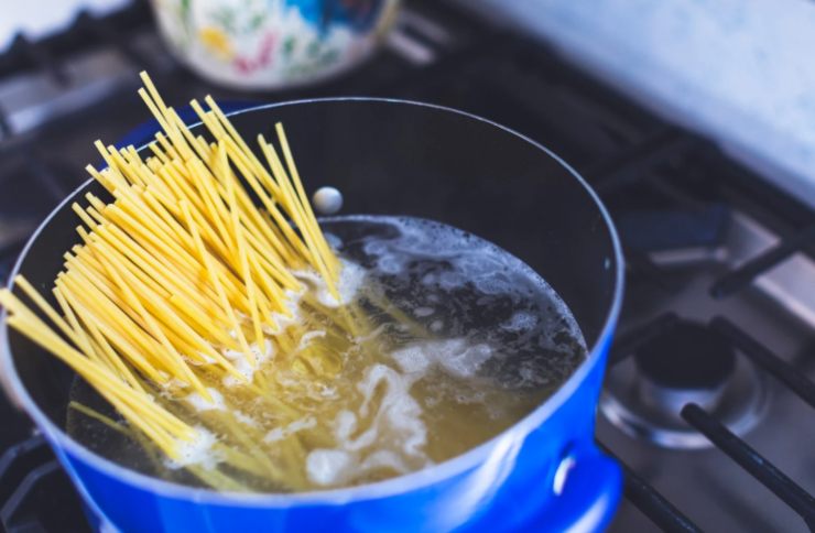 spaghetti che cuociono dentro la pentola