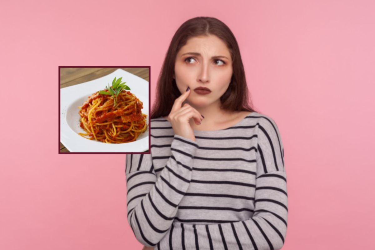 donna con un dito vicino alla bocca e l'espressione dubbiosa e nel riquadro un piatto di pasta al sugo