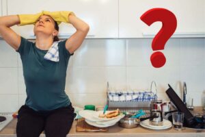 una persona disperata per il disordine in casa