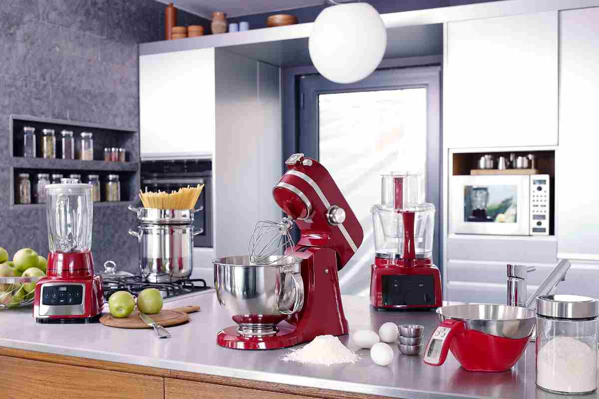 cucina con elettrodomestici moderni