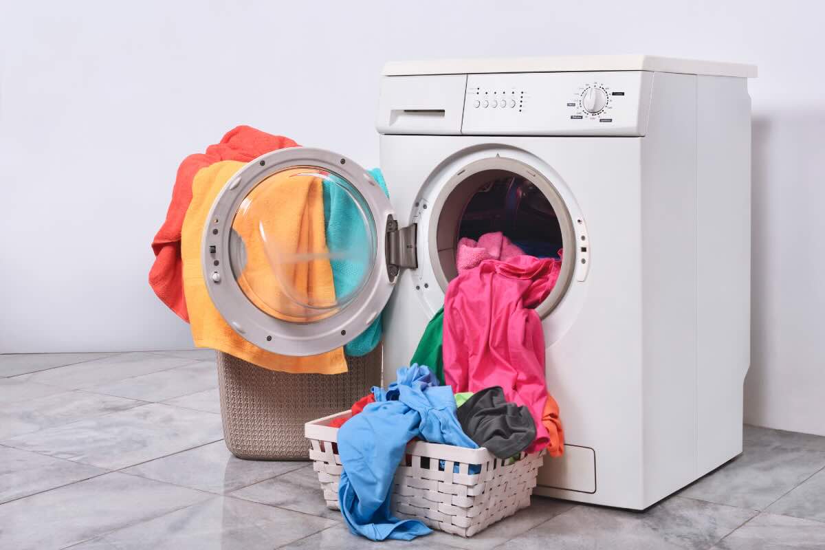 lavatrice con bucato colorato da lavare