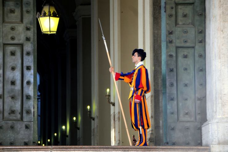 guardia svizzera che lavora