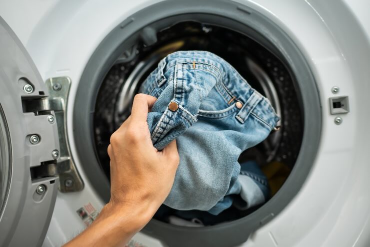 oblò lavatrice con jeans