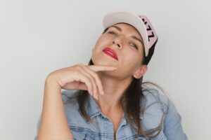 ragazza berretto