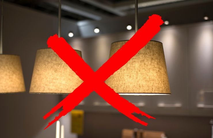 lampade da soffitto ed una x rossa sopra