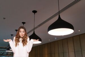lampade da soffitto ed una ragazza dubbiosa
