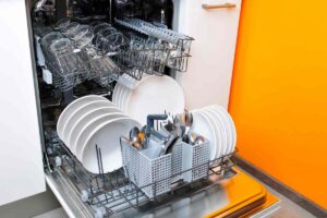 lavastoviglie con dentro piatti puliti