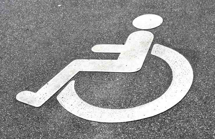 disegno a terra di una persona disabile