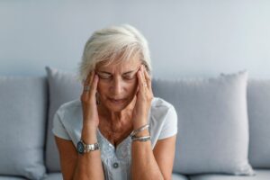 una signora con il mal di testa