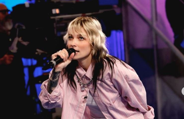 mew durante una sua esibizione ad amici 23