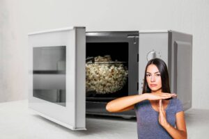 microonde e una ragazza che fa no