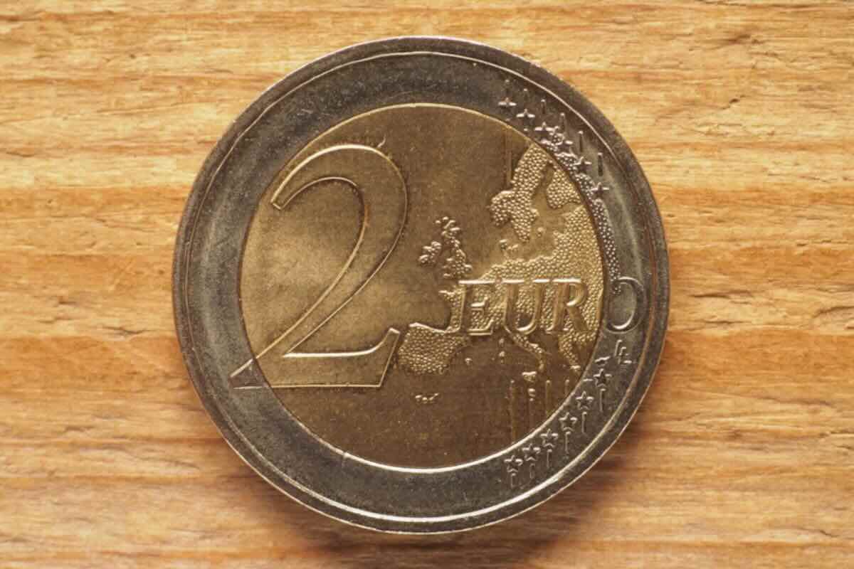 Moneta da 2 euro su piano di legno