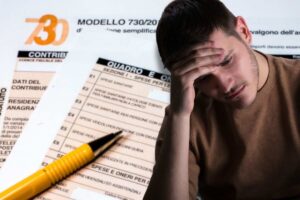 Uomo rammaricato e dietro di lui modello 730 e penna