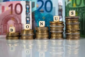 banconote e pile di monete di euro