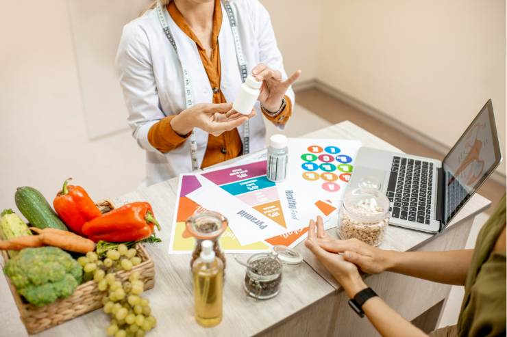 nutrizionista e cibo sulla scrivania