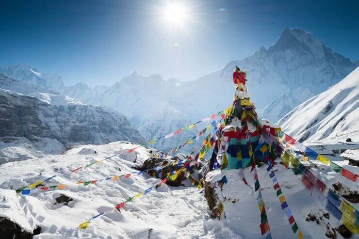 Nepal, Monte innevato e decorazioni colorate