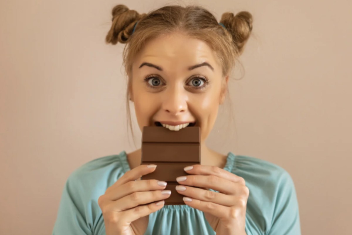donna che mangia del cioccolato