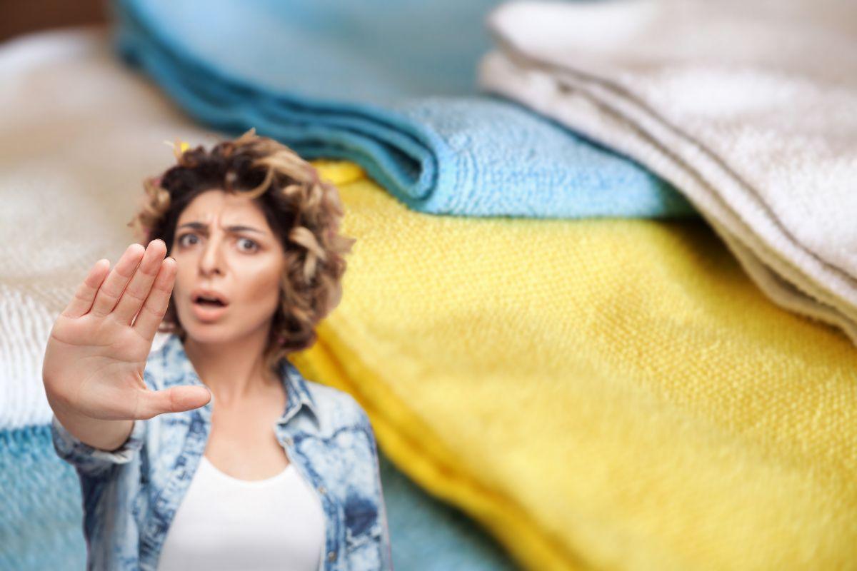 panni in microfibra e donna che fa stop con le mani