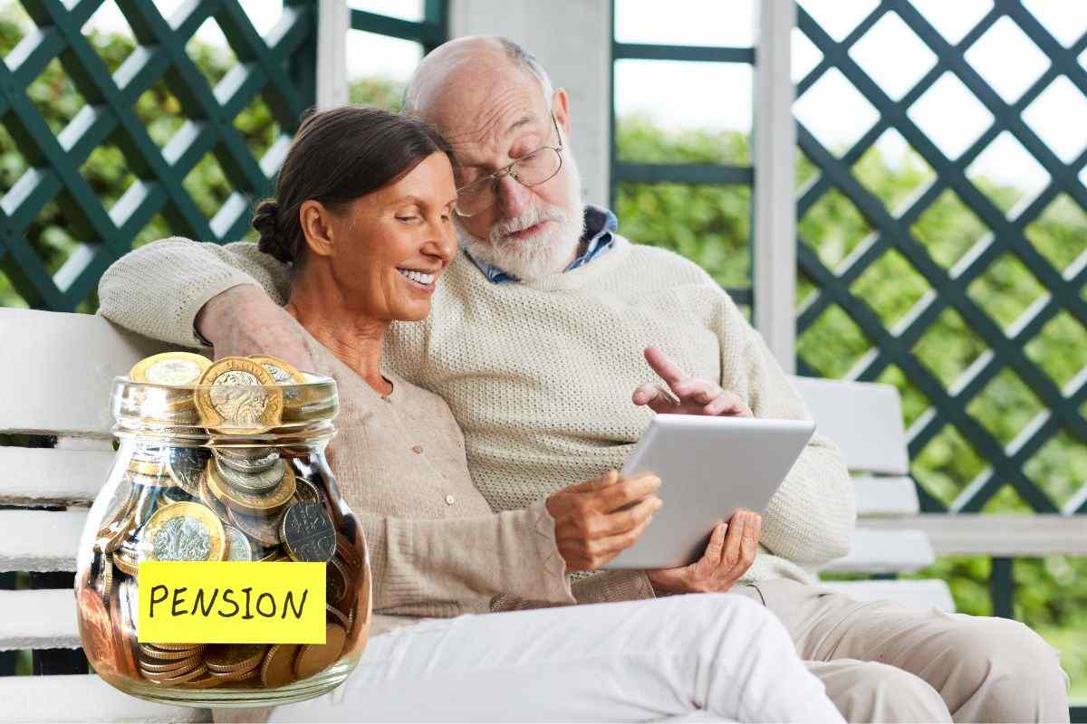 due persone anziane ed un salvadanaio