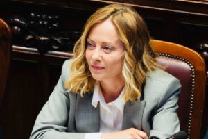 giorgia meloni seduta in parlamento