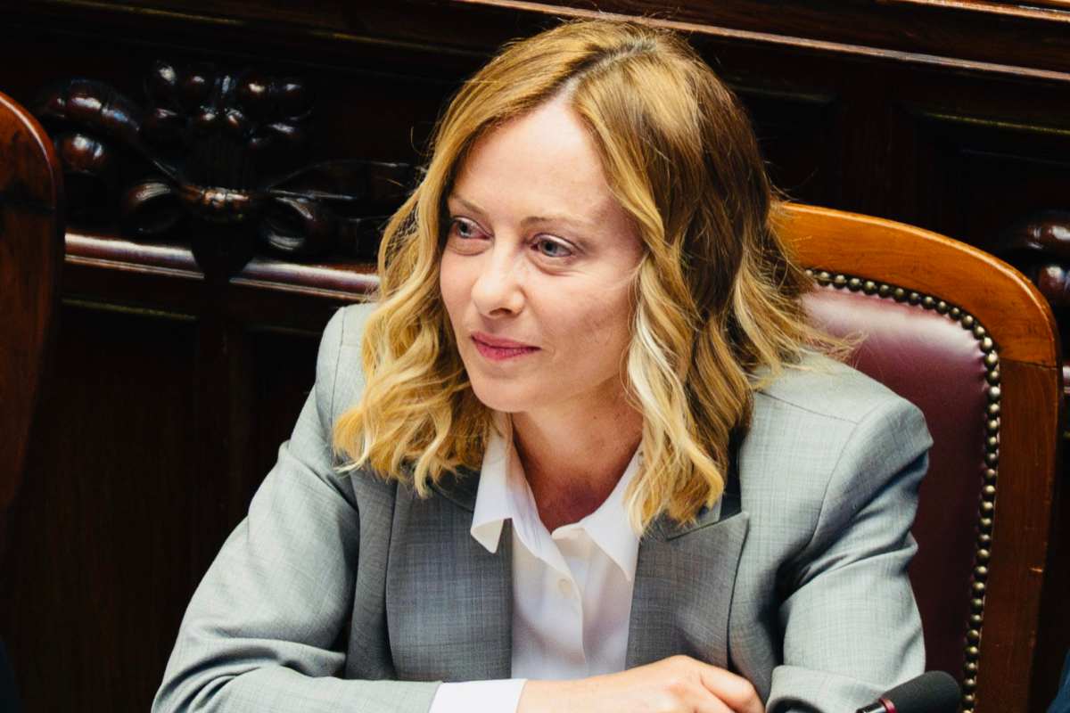 giorgia meloni seduta in parlamento