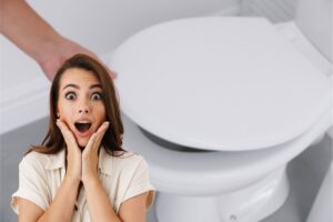 donna che abbassa tavoletta del wc e un'altra sorpresa