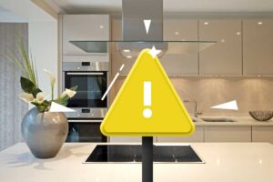 sfondo di una cucina ed un segnale di pericolo in primo piano