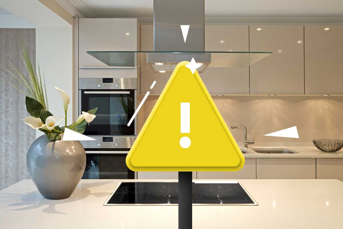 sfondo di una cucina ed un segnale di pericolo in primo piano