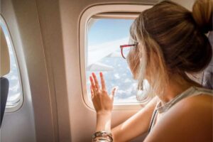 Ragazza guarda fuori dal finestrino in aereo