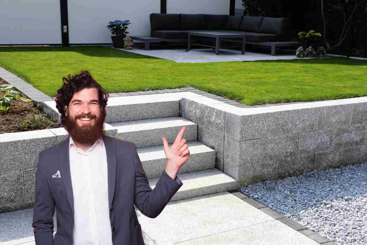 uomo contento che indica un prato curato