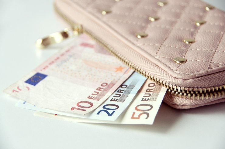 banconote di euro che fuoriescono dal portafoglio
