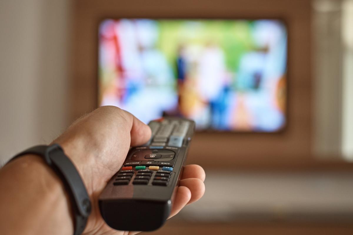 TV accesa con telecomando che cambia canale