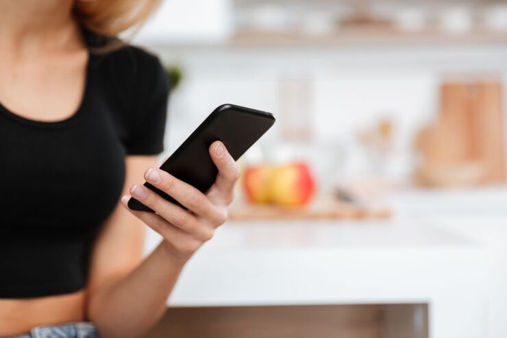 Ragazza con smartphone in mano
