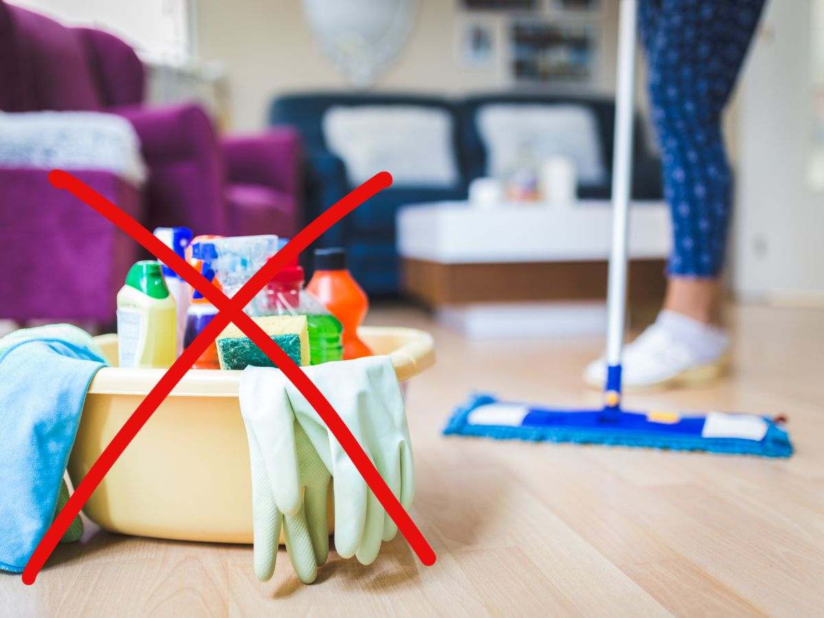 donna che fa le pulizie di casa ed x rossa su kit