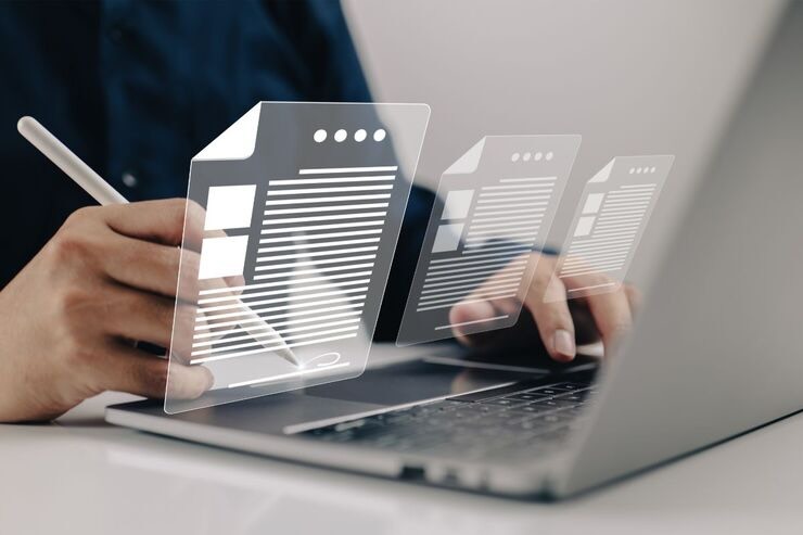 Uomo al PC, penna, icone documento
