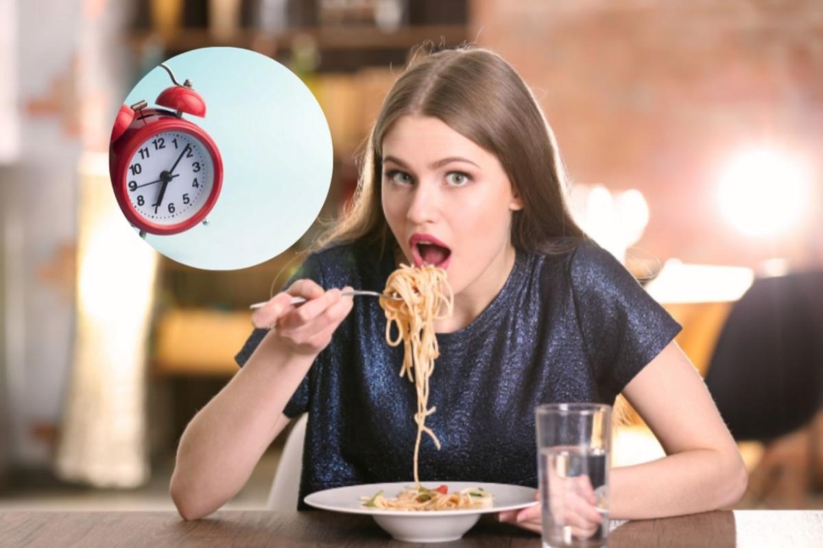 donna che mangia degli spaghetti e una sveglia in un riquadro